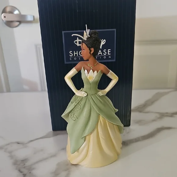Disney Showcase Tiana in Green and Cream - Picture 2 of 5